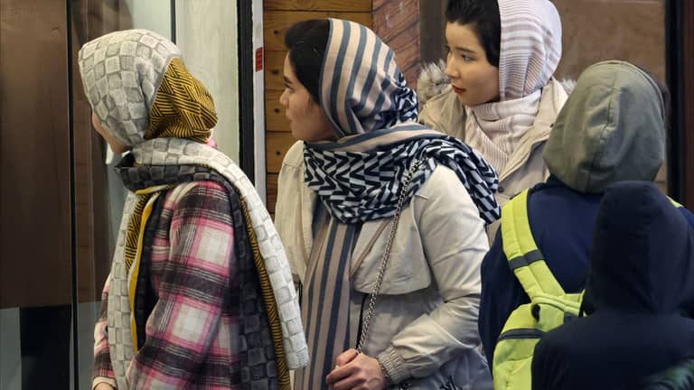 سجن وغرامة.. برلمان إيران يطلب تعديل "قانون الحجاب"