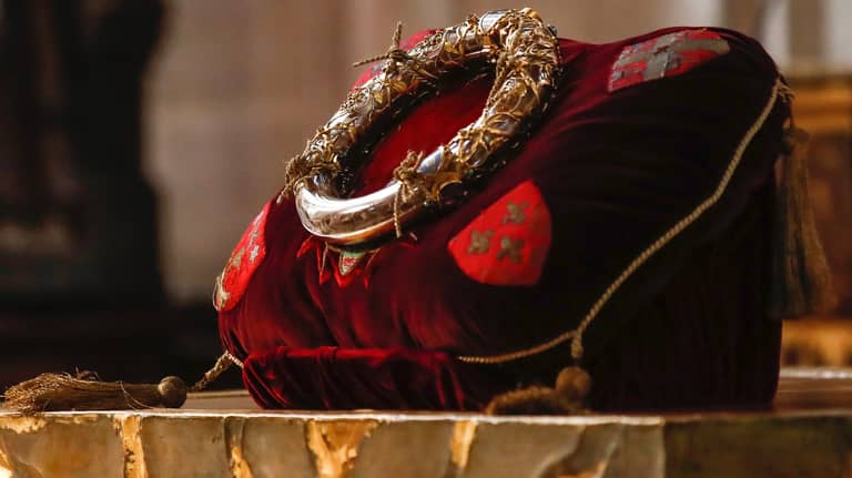 عودة "التاج الذهبي" إلى نوتردام