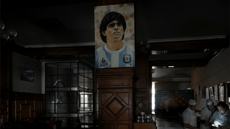 في القلب والرئتين.. كيف "تعذّب" مارادونا قبل وفاته؟