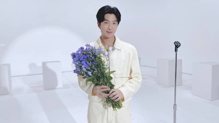 من الميكروفون إلى اللوحات.. نجم BTS يدخل تاريخ الفن الحديث