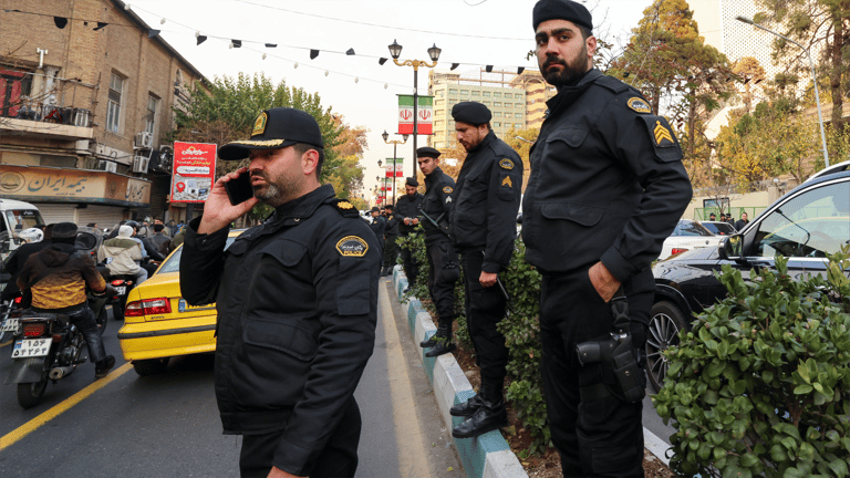 هجوم يقتل 2 من "قوات التعبئة" في إيران