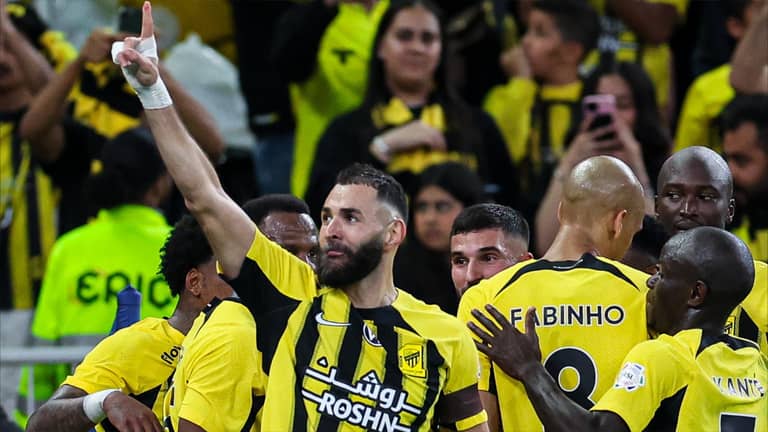بنزيما يحذر الاتحاد رغم رباعية الهلال
