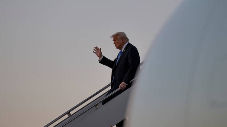 "ترامب لاند".. مطارات ونصب تذكارية وسجون