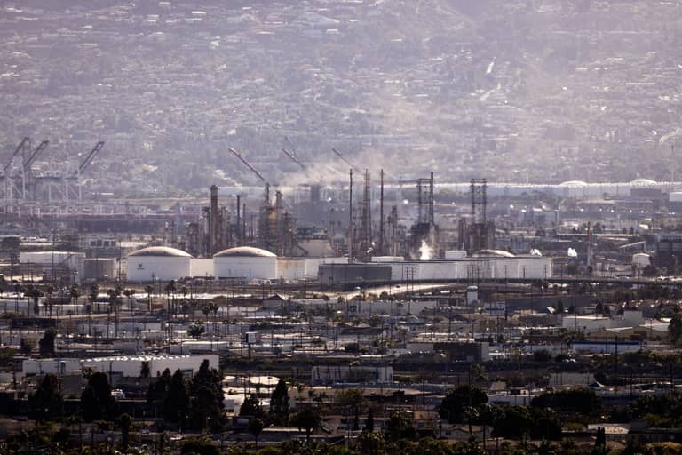 تهديد الموانئ يرفع النفط فوق 100 دولار للبرميل