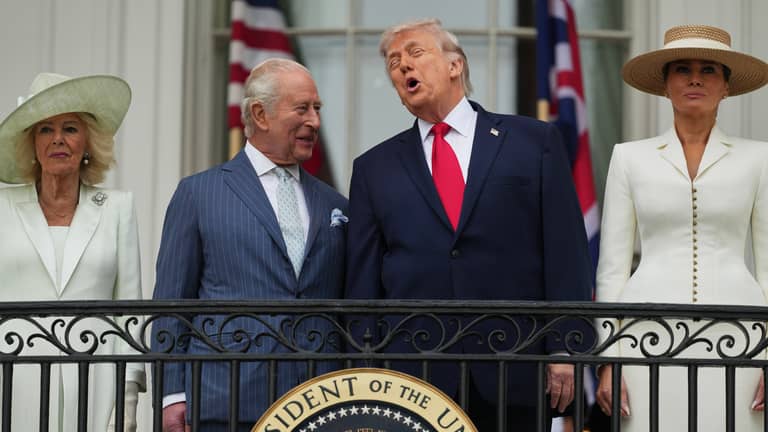 "والدتي كانت معجبة بك".. ترامب يشيد بضيفه "الأنيق للغاية"