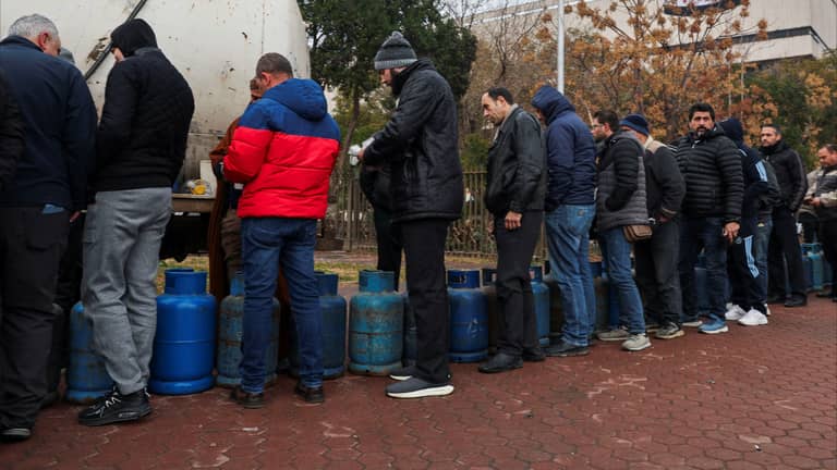 "127 مليون دولار".. سوريا تعتزم رفع رواتب القطاع العام 400%