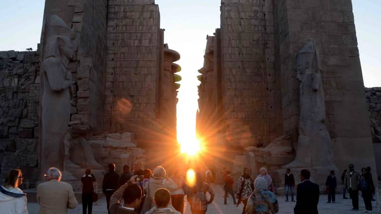 شمس الشتاء في ضيافة "الكرنك".. الأقصر تحتفي بمعجزة عمرها آلاف السنين