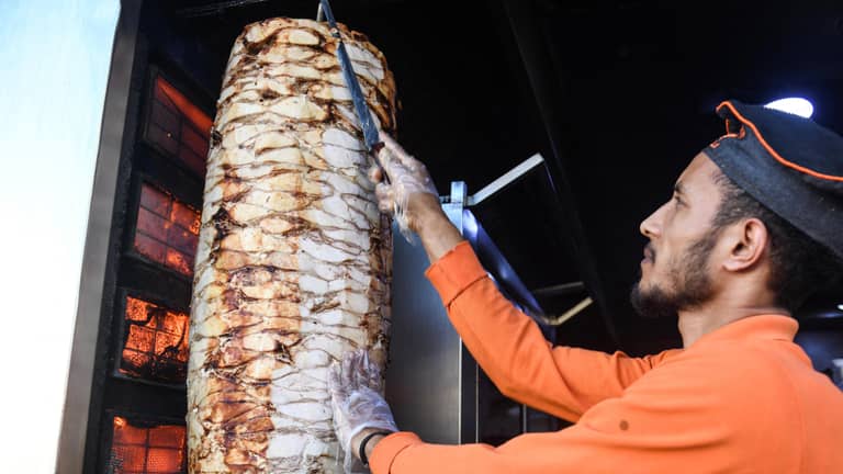 من "جسر تقبرني" إلى الثومية.. "ميمز" تطالب السوريين بالبقاء