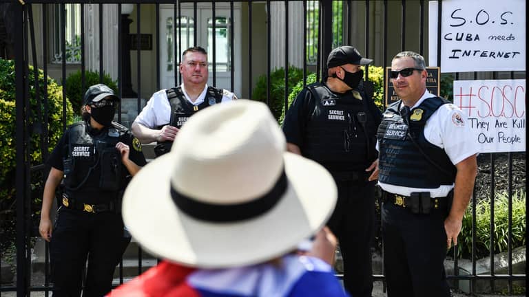 هجوم بقنابل مولوتوف على سفارة في واشنطن