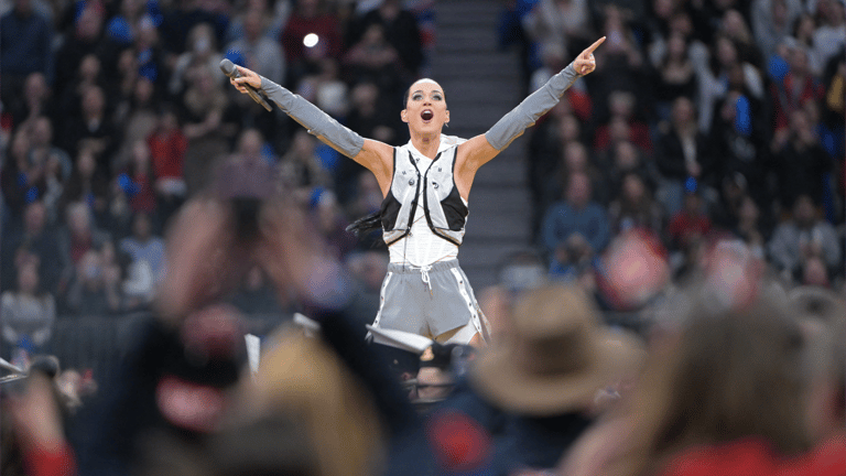 بيزوس يرسل خطيبته برفقة كاتي بيري إلى الفضاء