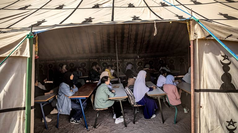 تحت خيمة المدرسة.. ٢٨٠٠ تلميذ مغربي يحاولون نسيان الفاجعة