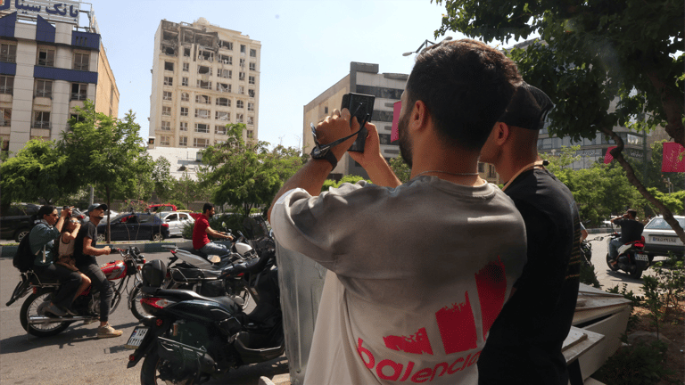 إسرائيل تواصل القصف... ووزير خارجية إيران يتوعّد بردّ "حازم"