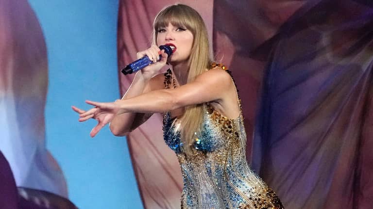 تايلور سويفت تهيمن على جوائز MTVEVMAs