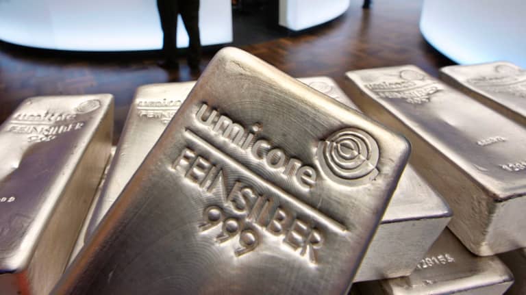 الفضة تواصل التحليق وتكسر الحواجز القياسية