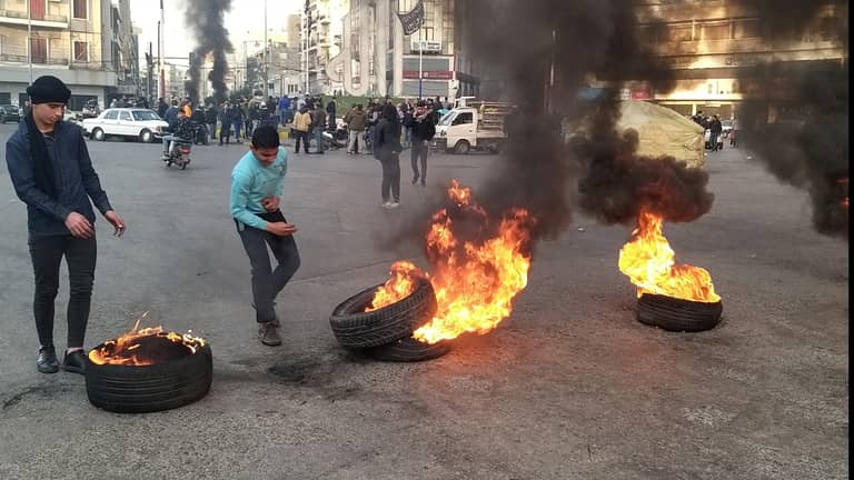 أزمات اقتصادية بدول عربية تدفع البعض لـ"الحافة"