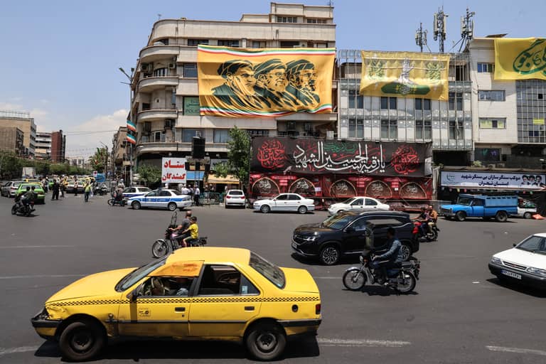 تقشير بصلة العقوبات.. هل ابتلعت إيران طعم المليارات؟