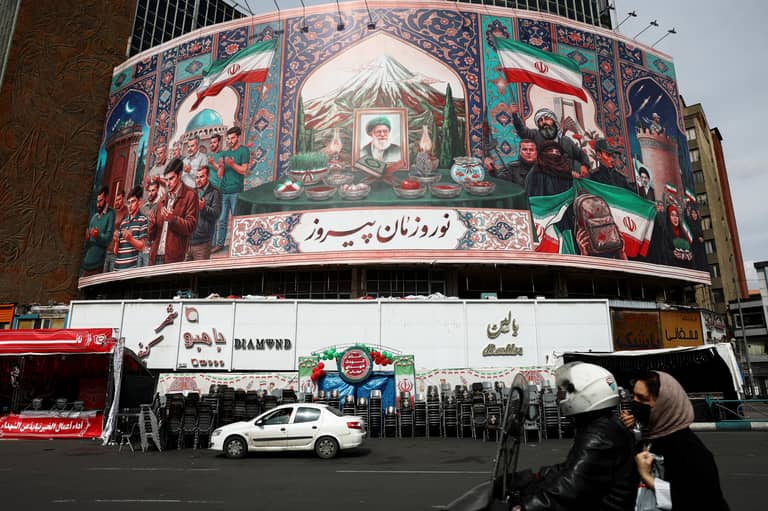 من يقود إيران.. ومن تفاوض واشنطن؟