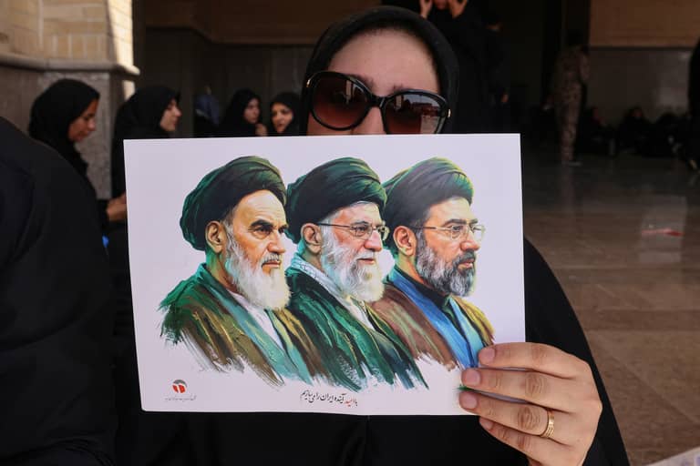 مجتبى خامنئي يتعهد بالثأر لوالده.. ويغيب عن جنازته