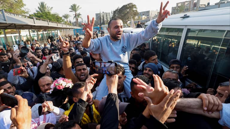 على الأكتاف.. استقبال المعتقلين الفلسطينيين في رام الله