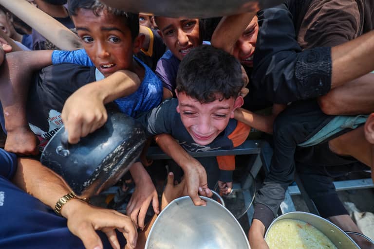 ضربات إسرائيلية تقتل 60 شخصا قرب مركز مساعدات في غزة