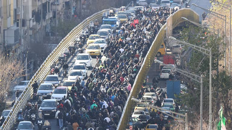 أسبوع في الشارع.. ما مستقبل "احتجاجات العملة" في إيران؟