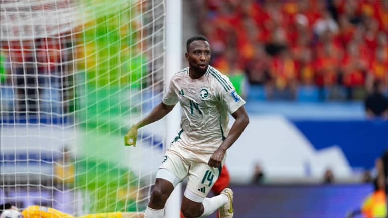رجل الـ"90".. ثنائية حسن كادش تنقذ المنتخب السعودي