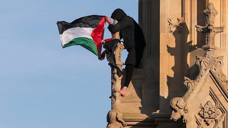 16 ساعة بعَلَم فلسطين فوق "بيغ بن" تنتهي بالاعتقال