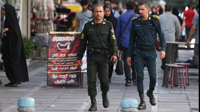 الاستخبارات الإيرانية: توقيف ٢٨ شخصا خططوا لتفجيرات متزامنة