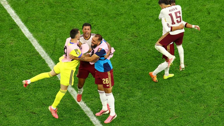 "العملاق لاروخا" يحصد الإشادة في إسبانيا