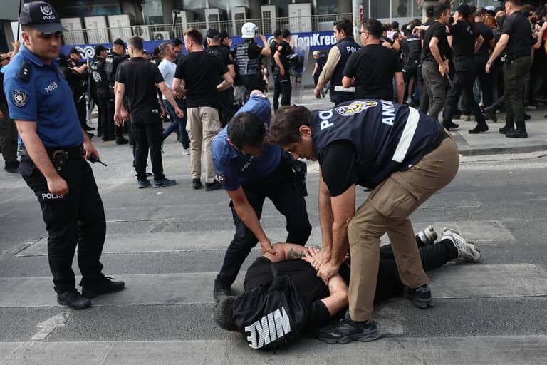 أردوغان يغازل الناتو برئيس تحرير مجلة مجتمع الميم