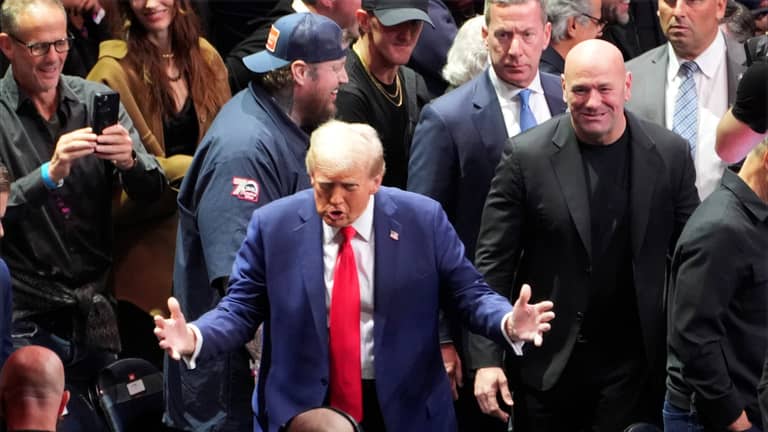 ترامب يحتفل بالرقص في "UFC 309"