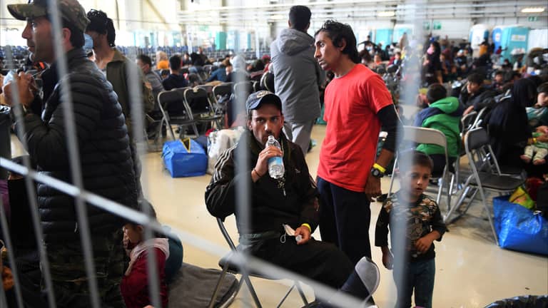 فضائح "بذخ" في برلين.. قهوة وسيارات من أموال اللاجئين