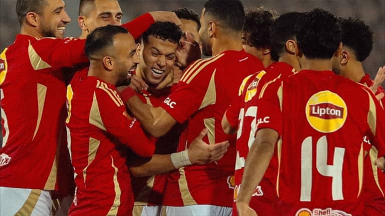 إثارة الدوري المصري.. الأهلي يتصدر "مؤقتا" والزمالك يضغط