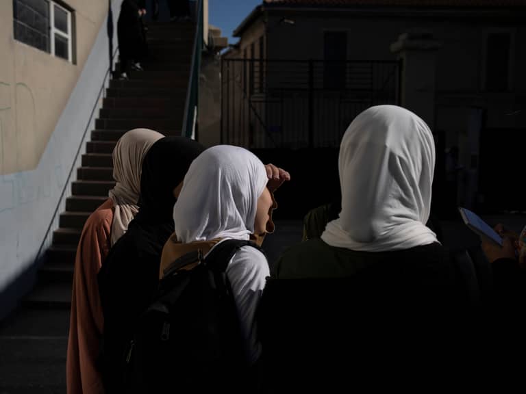 تصاعد الكراهية في فرنسا.. المسلمون الهدف الأول