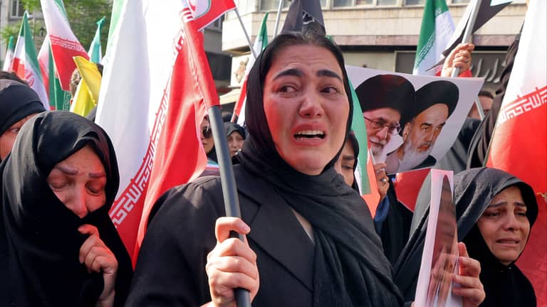هدأت أصوات القذائف.. جنازة في ساحة "انقلاب" للعسكريين الإيرانيين