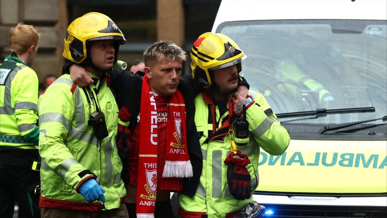 حادث دهس.. سيارة تصدم عددا من مشجعي ليفربول