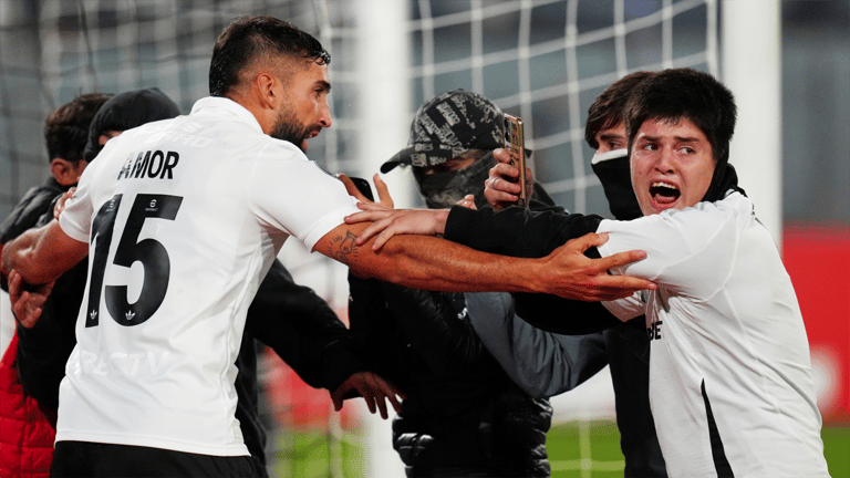 وفاة مشجعين.. "الشغب" يلغي مباراة في كأس ليبرتادوريس