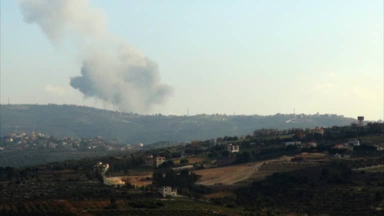 إسرائيل تستهدف مواقع عسكرية لحزب الله بلبنان