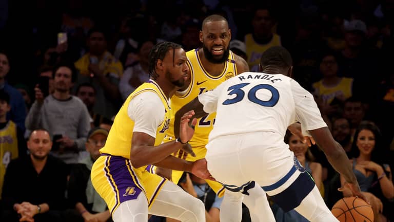 الملك جيمس وابنه يدخلان تاريخ NBA