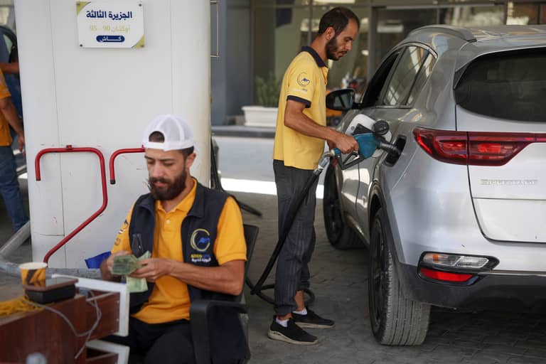 "مين سمح بالاختلاط؟".. البنزين يشعل سخرية السوريين