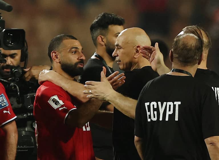 البقاء للأصلع.. تفسير "غريب" لنيولوك محمد صلاح