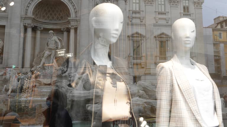 ميلانو تلمع بين وداع "أرماني" وظهور نجوم جدد