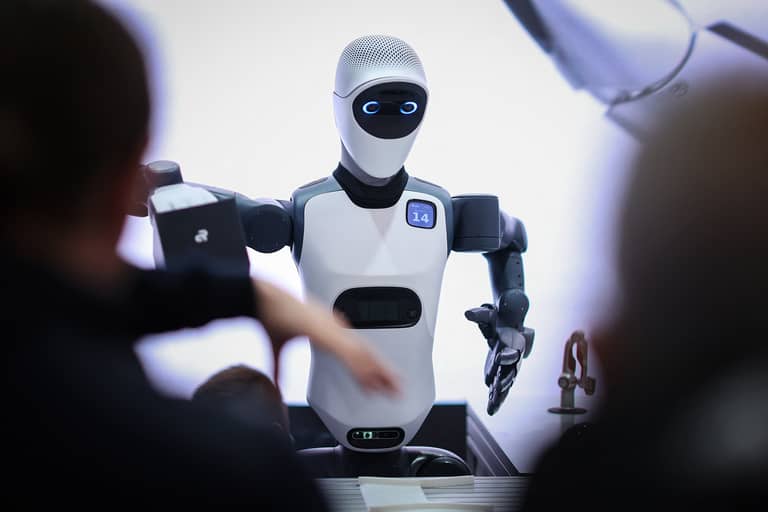 كيف تدرب ميتا ذكاءها الاصطناعي بضغطات موظفيها؟