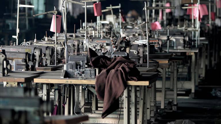 مصانع آسيا توّدع عمالها.. عهد المنتجات "صديقة الجيب" تحت التهديد