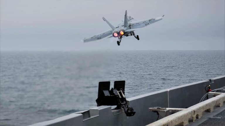 القوات الأميركية تدمر زورقا قرب اليمن