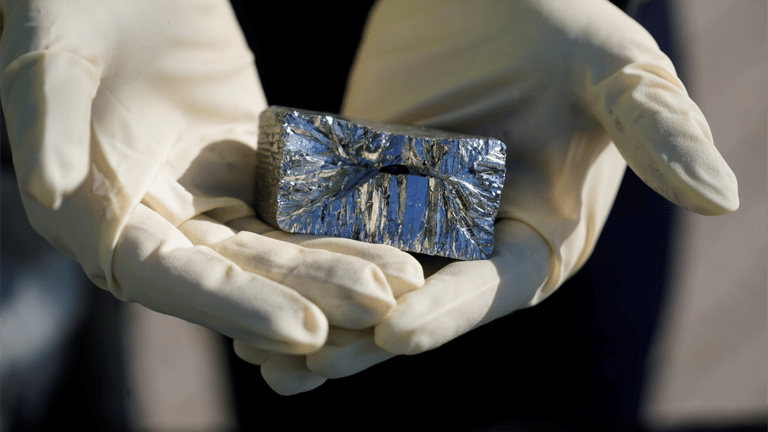 انتقام ناعم.. الصين ترد على رسوم ترامب بسلاح "نادر"