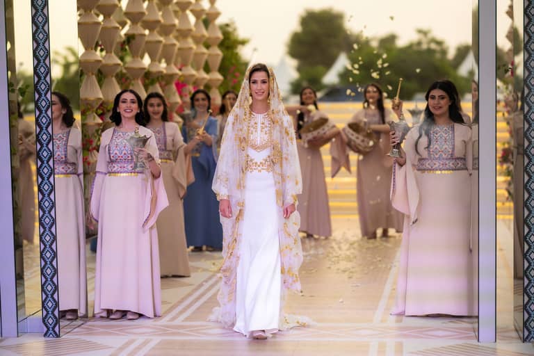 "أراكِ فتحلو لي الحياة".. أشهر فساتين الزفاف الملكية