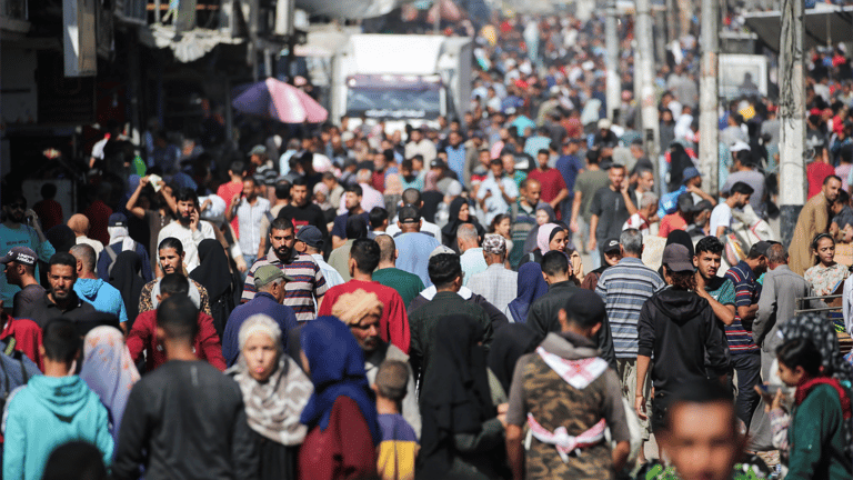 تركيا تبحث بين الأنقاض في غزة.. وإسرائيل تُهدد بالنيران