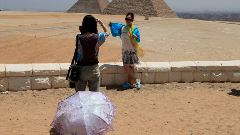 سائحة تلون الآثار المصرية.. وتحقيق رسمي