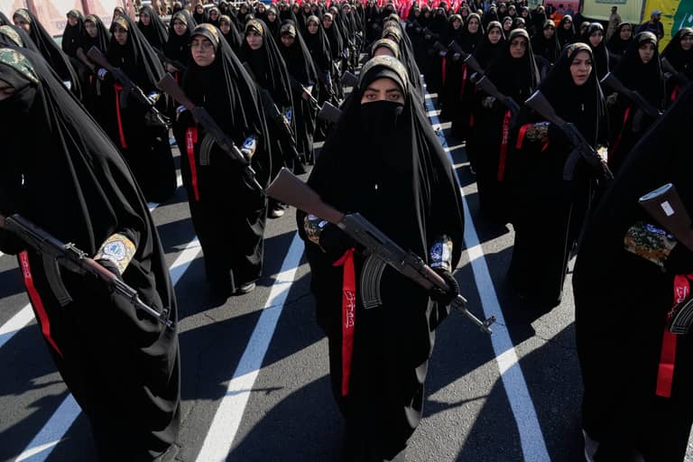 من المنشآت النووية إلى الشوارع.. إيران تتحضر للحرب